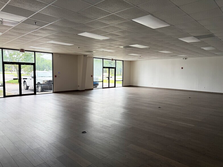 More Photos Of 275 W Airport Blvd, Pensacola Storefront Retail Office For Lease