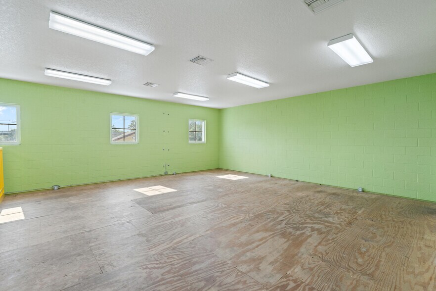 More Photos Of 410 S Hopkins Ave, Titusville Storefront For Lease