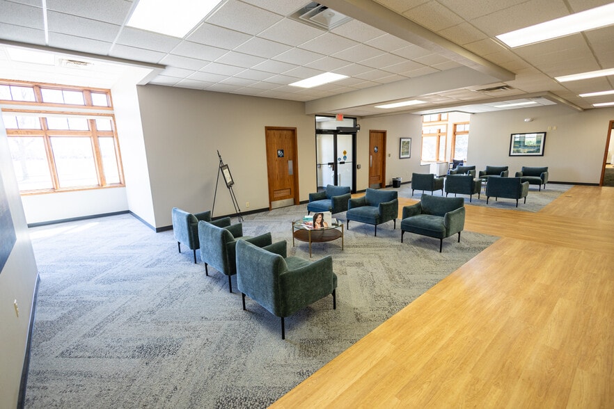 More Photos Of 1110 Oak Ridge Dr, Eau Claire Medical For Lease