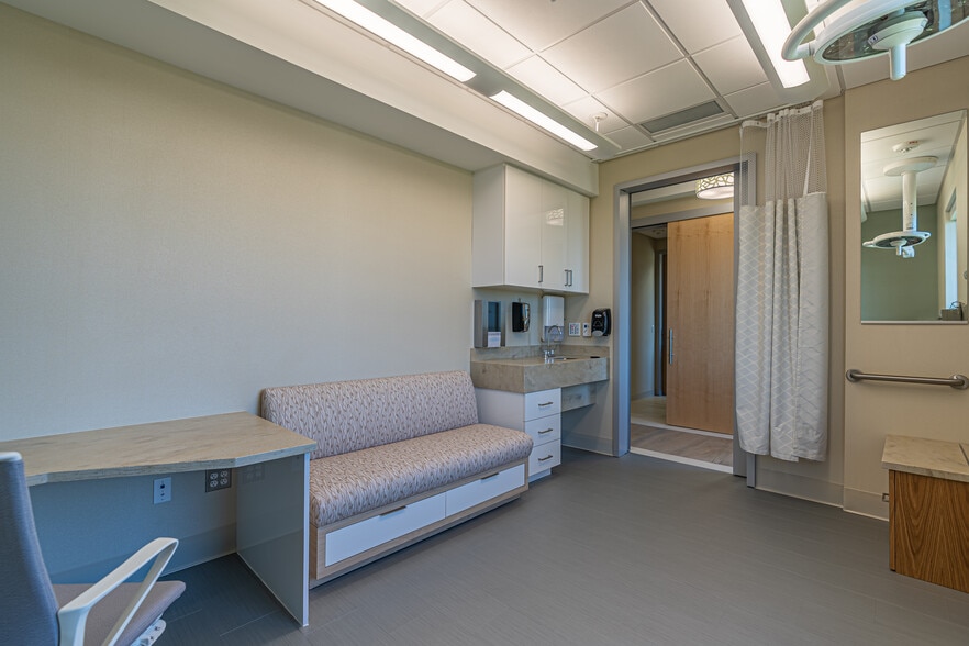 More Photos Of 1333 3rd Ave S, Naples Medical For Lease