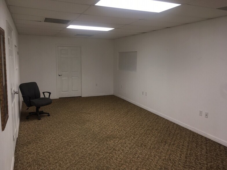 More Photos Of 4201-4205 116th Ter N, Clearwater Warehouse For Lease