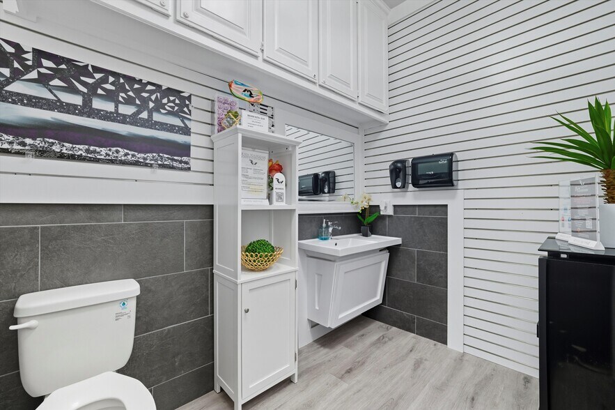 More Photos Of 450 W Harwood Rd, Hurst Freestanding For Sale