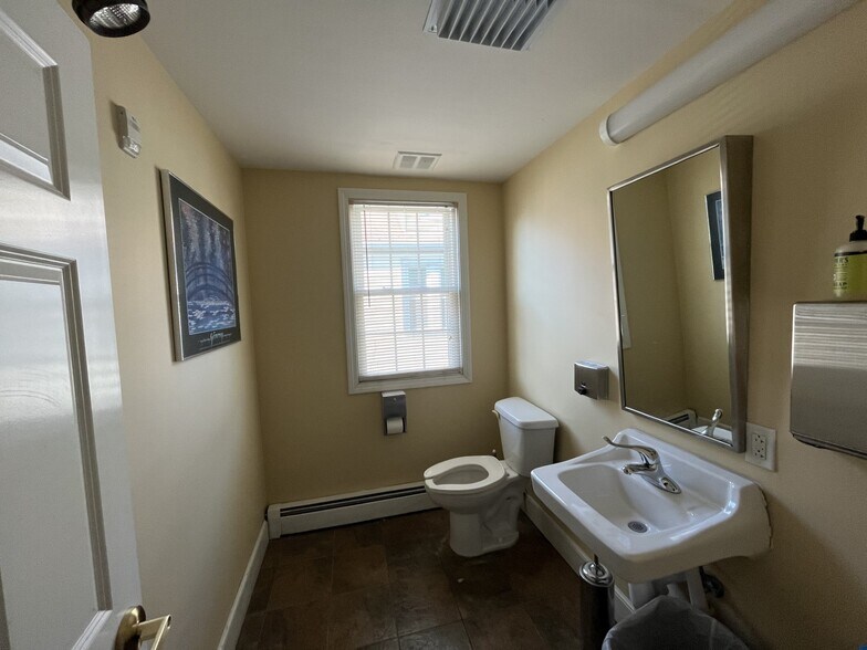 More Photos Of 1443 Albany Ave, Hartford Office For Sale