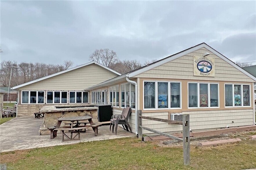 Primary Photo Of 504 W Lakeshore Dr, Kelleys Island Restaurant For Sale