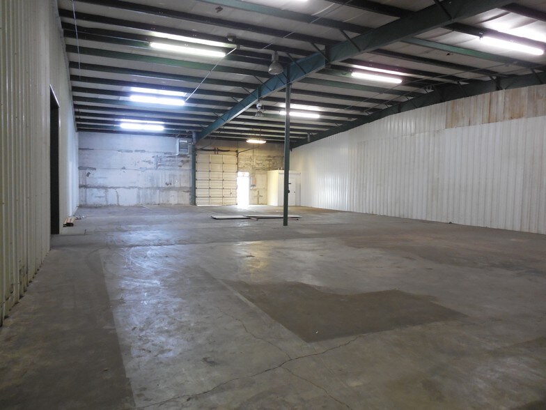 More Photos Of 3135 S Scenic Ave, Springfield Distribution For Lease