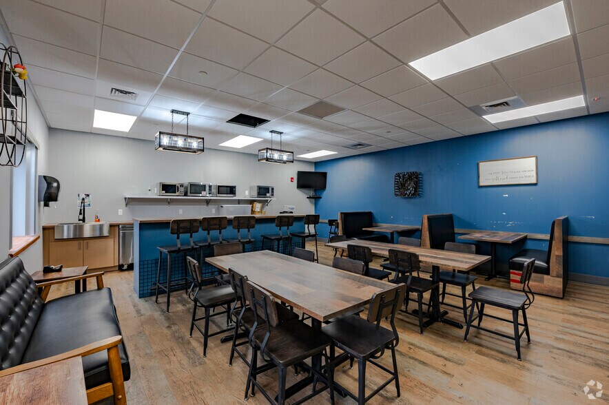 More Photos Of 50 Ivy Brook Rd, Shelton Unknown For Lease