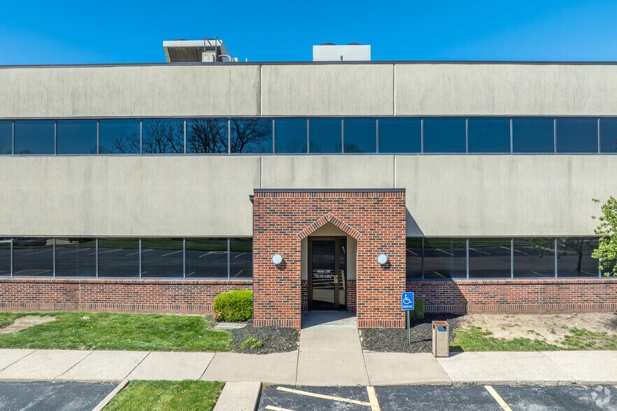 More Photos Of 2900 NE 60th St, Gladstone Office For Sale