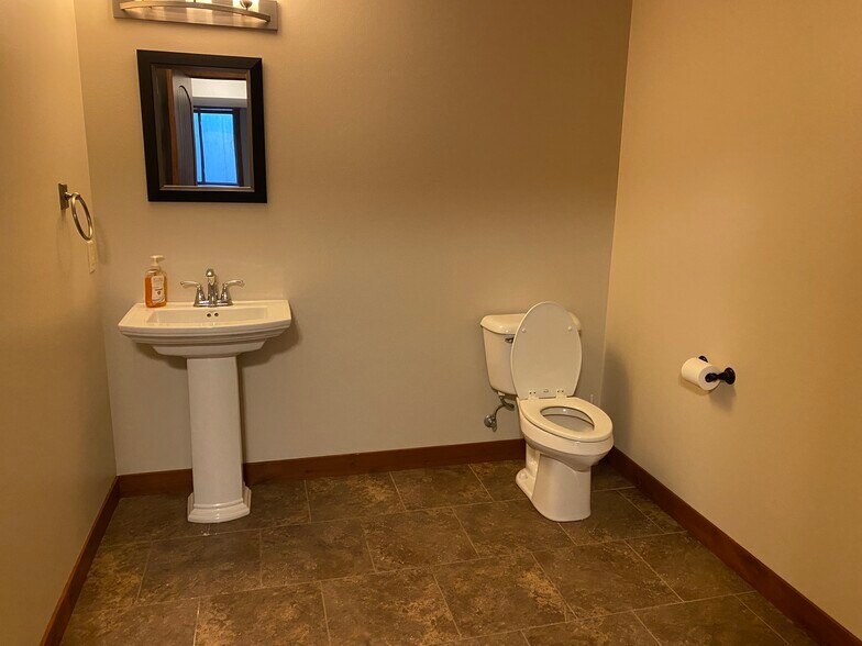 More Photos Of 803 Fairfax St, Altoona Office For Lease