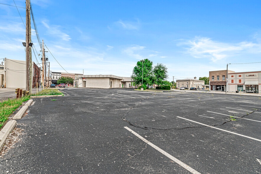 More Photos Of 101 S Anderson St, Elwood Restaurant For Sale