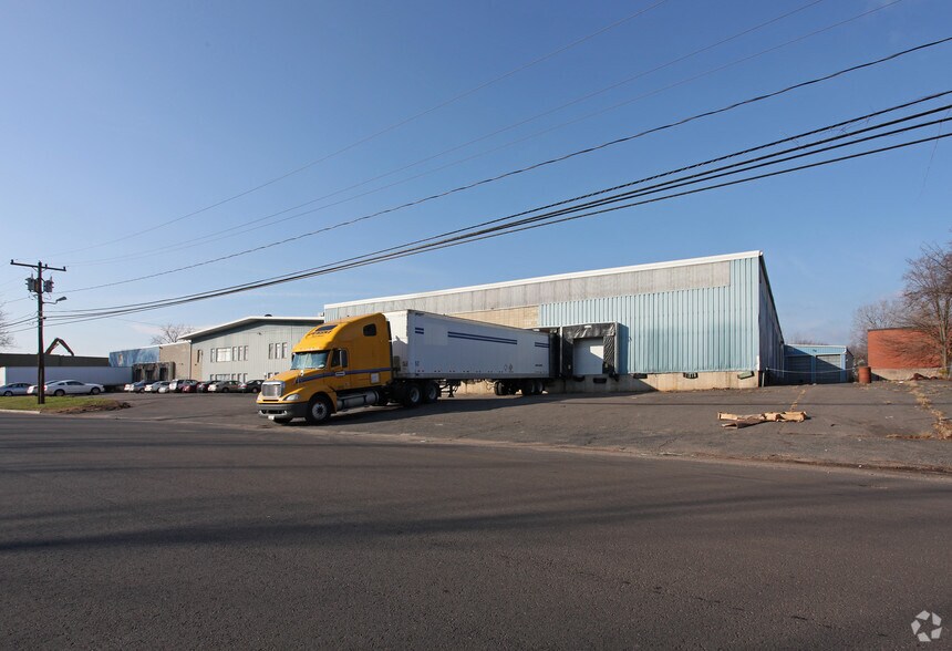 More Photos Of 231 Weston St, Hartford Warehouse For Lease