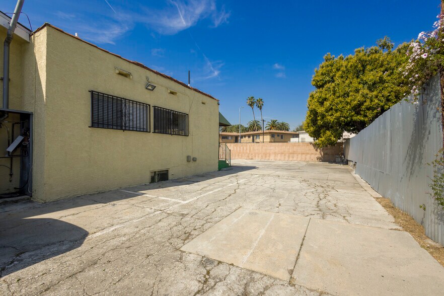 More Photos Of 2703 Southwest Dr, Los Angeles Warehouse For Lease