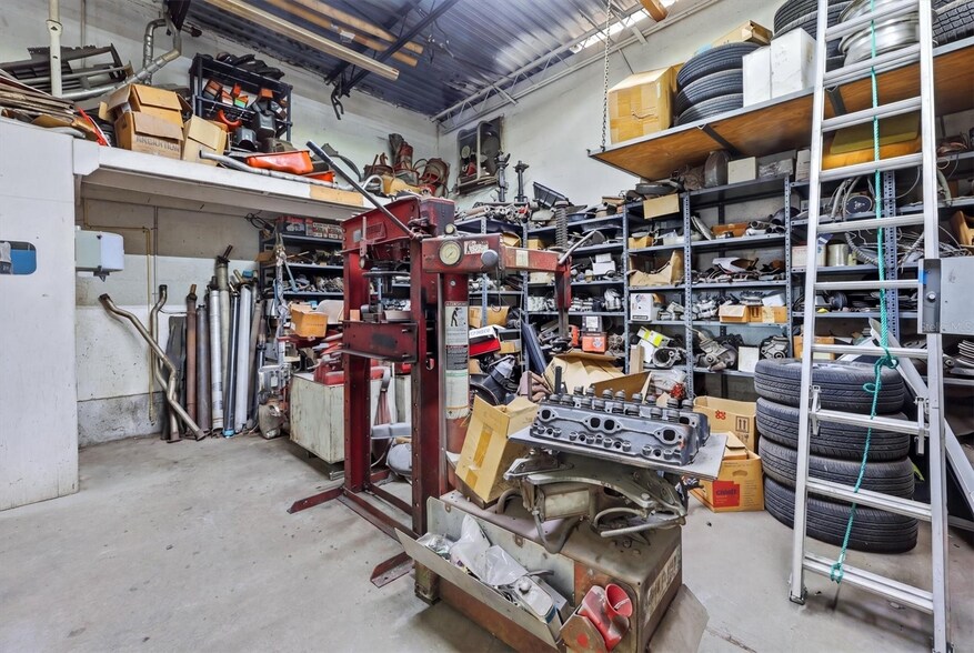 More Photos Of 629 E Venice Ave, Venice Auto Repair For Sale