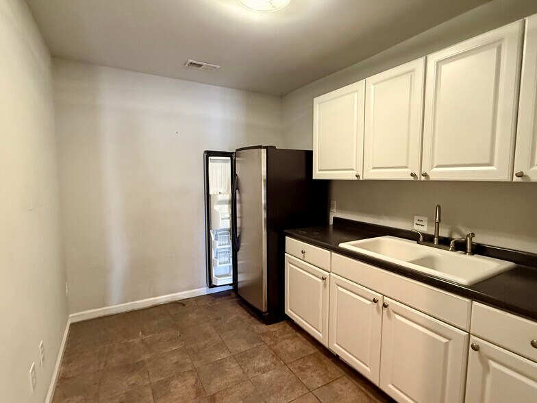 More Photos Of 2618 Airline Blvd, Portsmouth Showroom For Sale