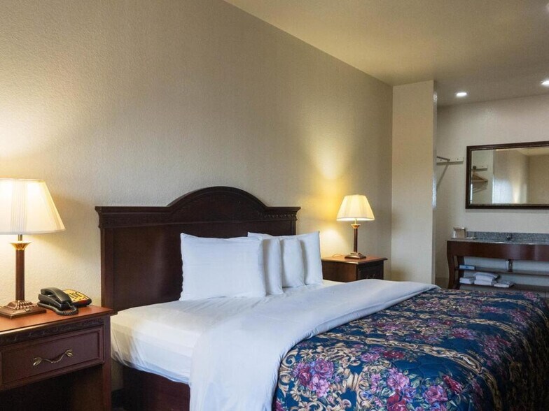 More Photos Of 1412 S Broadway St, Coalgate Hotel For Sale