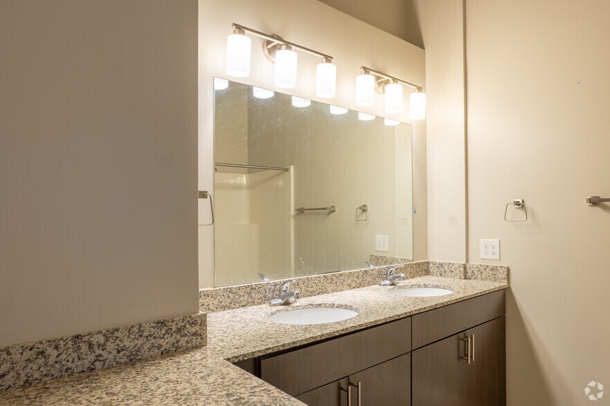 More Photos Of 717 Locust St, Des Moines Apartments For Lease