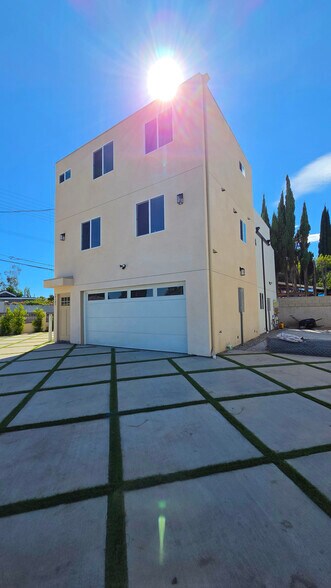 More Photos Of 19100 Victory Blvd, Tarzana Apartments For Sale