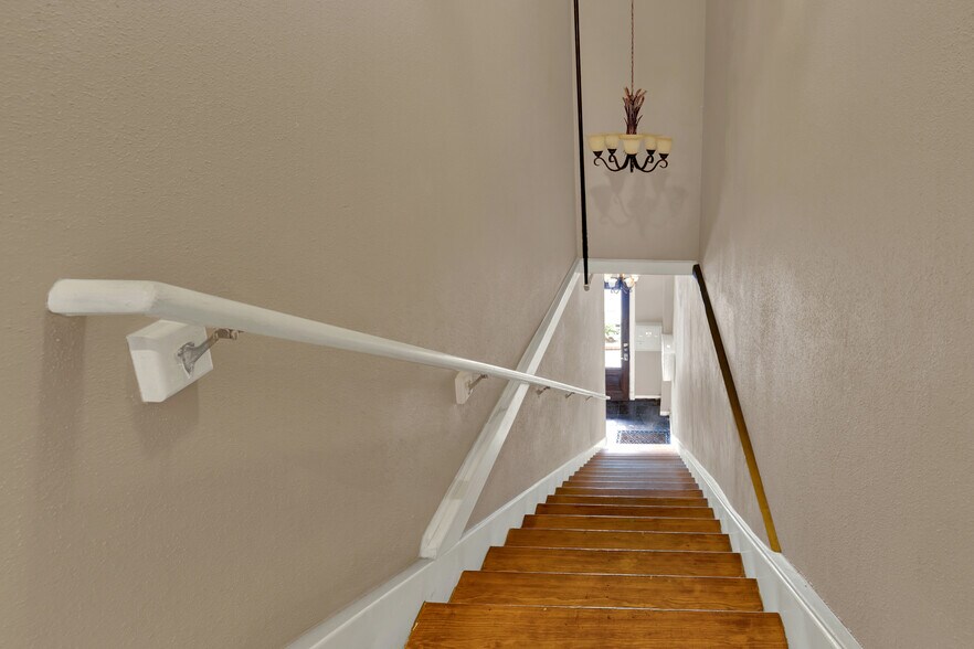 More Photos Of 139 E Hopkins St, San Marcos Bar For Sale