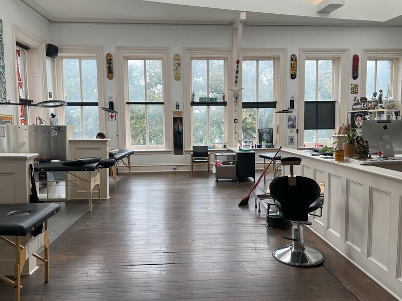 More Photos Of 7-9 E Bay St, Savannah Bar For Sale