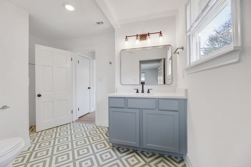 More Photos Of 306 W Stassney Ln, Austin Specialty For Sale