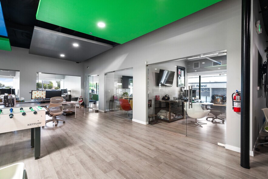 More Photos Of 800 E Dyer Rd, Santa Ana Showroom For Sale