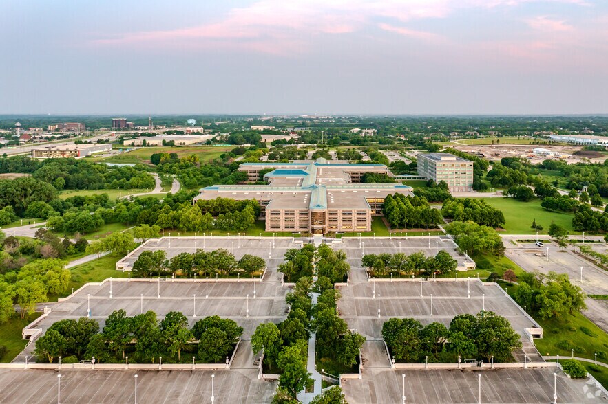 More Photos Of 2000 Center Dr, Hoffman Estates Office For Lease