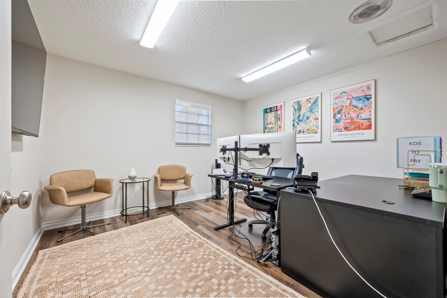 More Photos Of 439 SW Main Blvd, Lake City Office For Lease