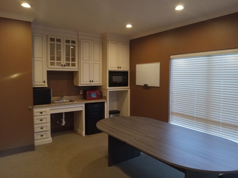 More Photos Of 2702 Calloway Rd, Tyler Office For Lease