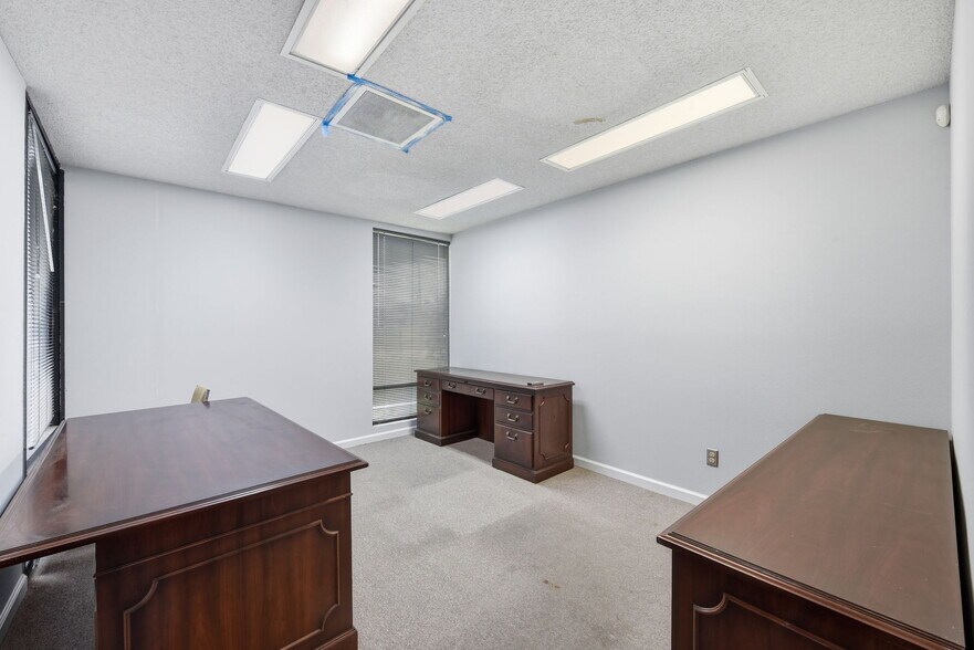 More Photos Of 10940 Stancliff Rd, Houston Office For Lease
