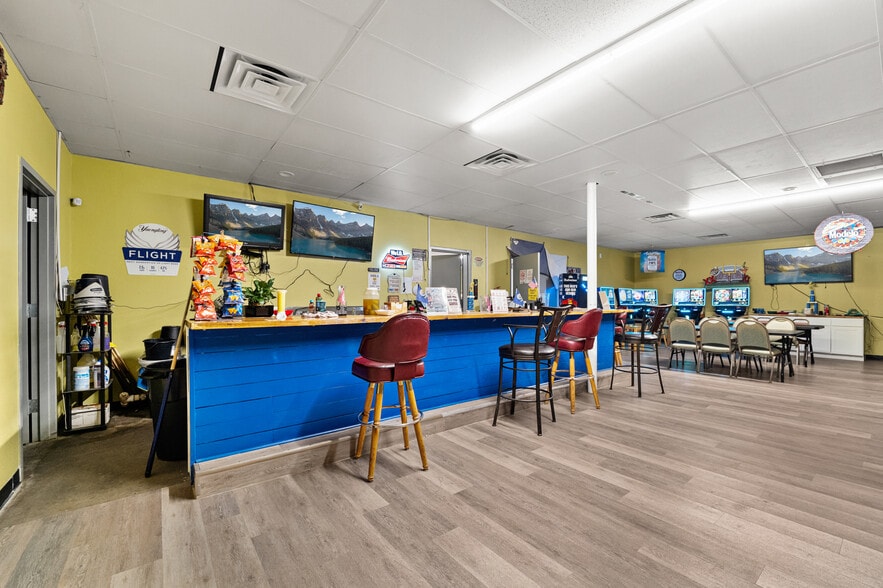 More Photos Of 2541 W Southcross Blvd, San Antonio General Retail For Lease