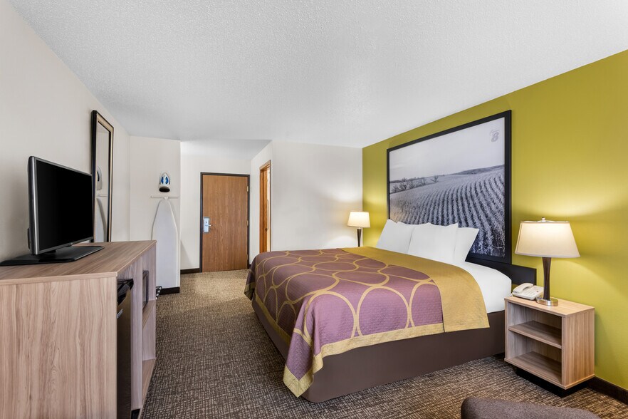 More Photos Of 210 10th St SE, Oelwein Hotel For Sale