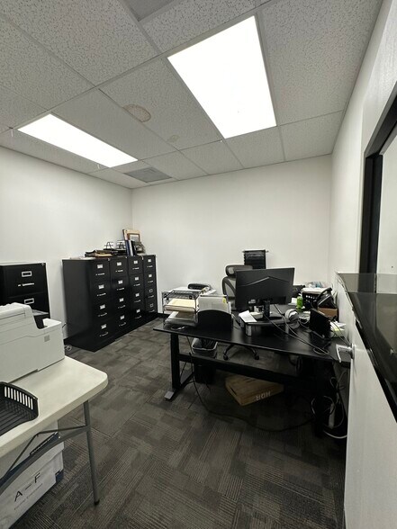 More Photos Of 2901-2905 Winona Ave, Burbank Manufacturing For Lease