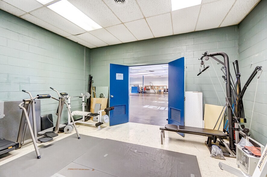 More Photos Of 20 Iron Gate Park Dr, Centerville Storefront Retail Office For Lease