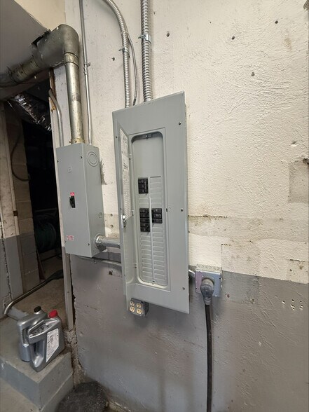 More Photos Of 271 Litchfield Rd, Harwinton Manufacturing For Sale
