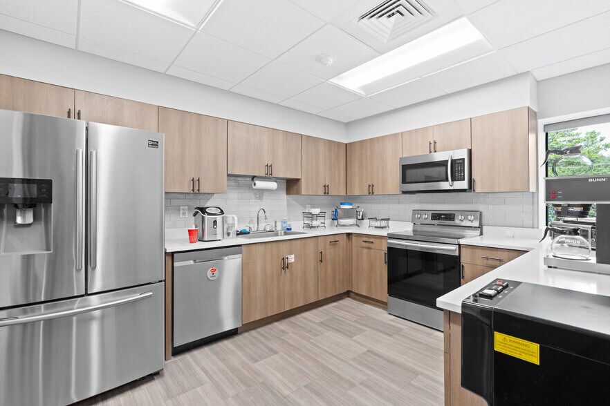 More Photos Of 313-315 Edge Ave, Valparaiso Office For Sale