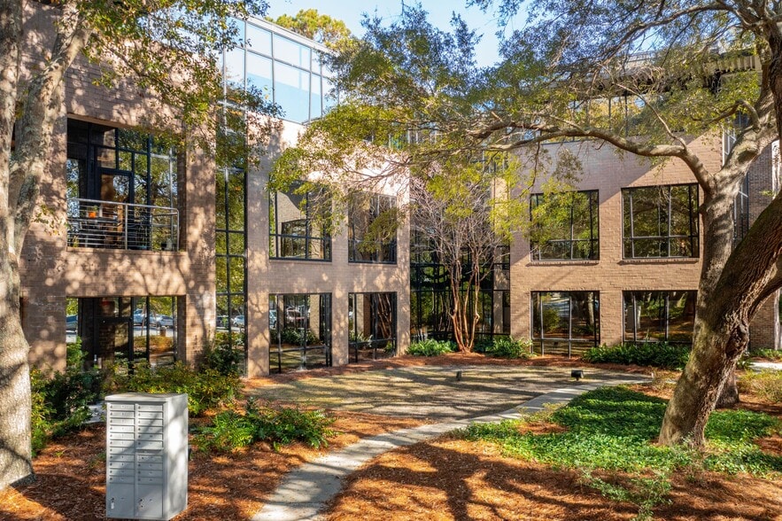 More Photos Of 710 Johnnie Dodds Blvd, Mount Pleasant Medical For Sale