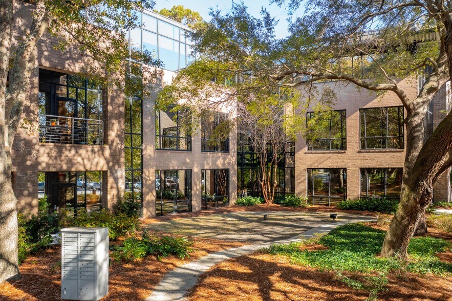 More Photos Of 710 Johnnie Dodds Blvd, Mount Pleasant Medical For Lease