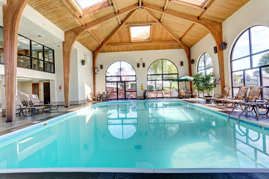 More Photos Of 3257 Shepherd of the Hills Expy, Branson Hotel For Sale