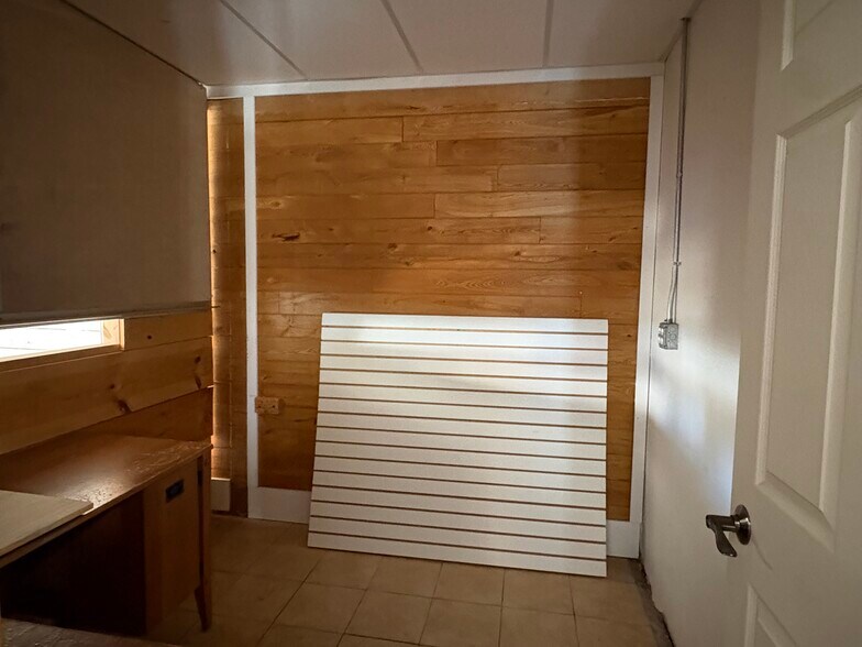 More Photos Of 1601-1603 Woodland Ave, Duluth Storefront Retail Residential For Lease