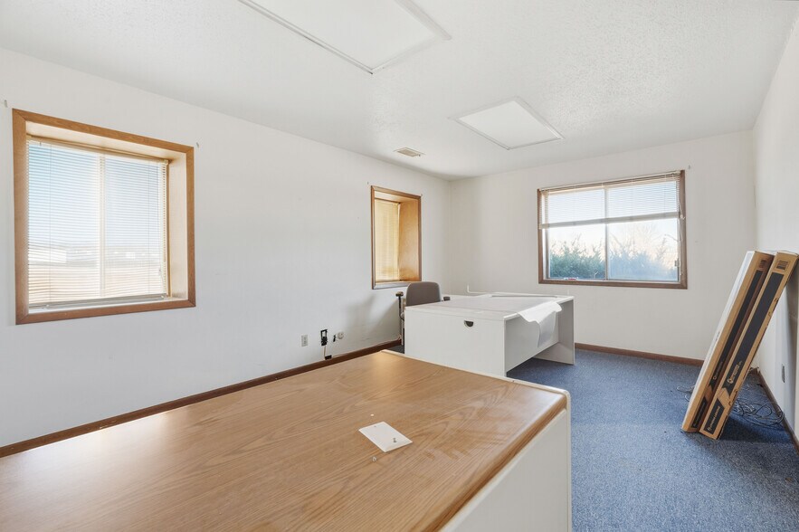 More Photos Of 604 Industrial Park Dr, Eldon Office For Sale