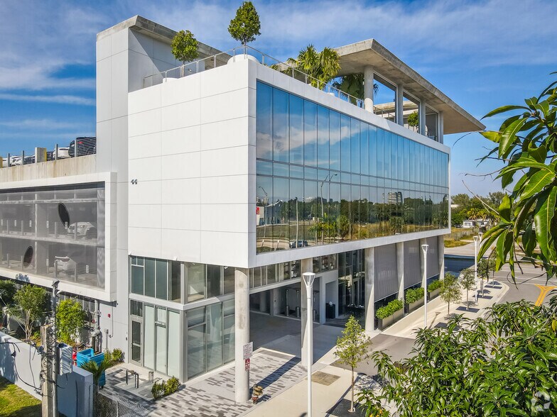More Photos Of 2420 NE Miami Gardens Dr, Miami Office For Lease