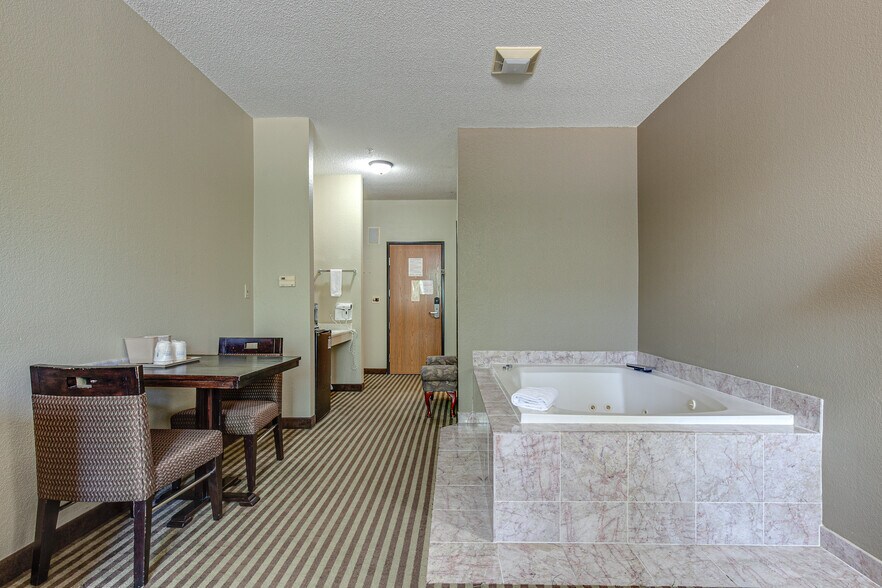 More Photos Of 5520 Grand Ave, Gurnee Hotel For Sale