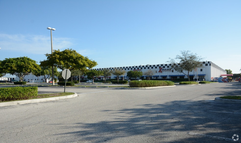 More Photos Of 5300 N Powerline Rd, Fort Lauderdale Warehouse For Lease