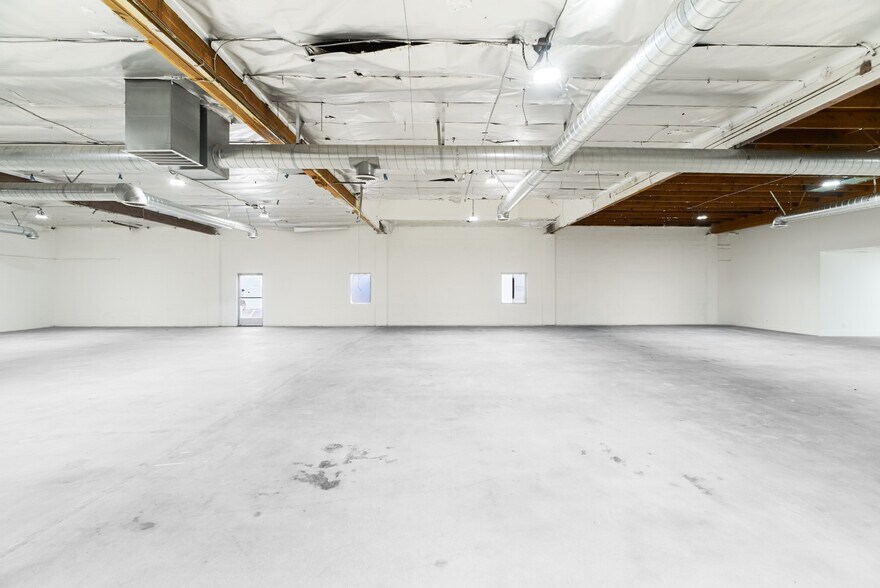 More Photos Of 15013-15019 Califa St, Van Nuys Manufacturing For Lease