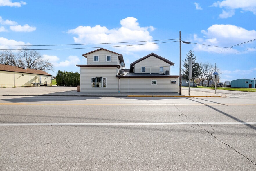 More Photos Of 504 Milwaukee St, Lomira Flex For Sale