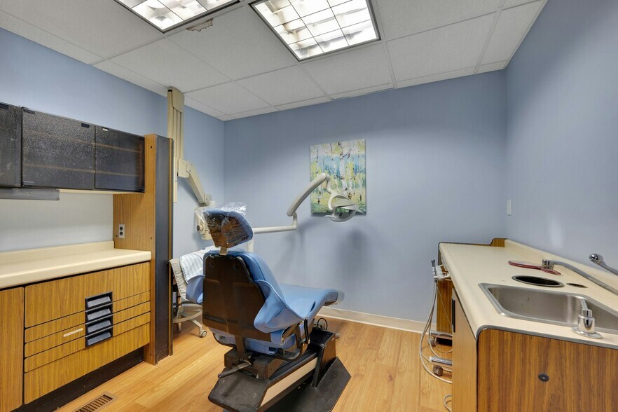 More Photos Of 27 Oak St, Stamford Medical For Lease
