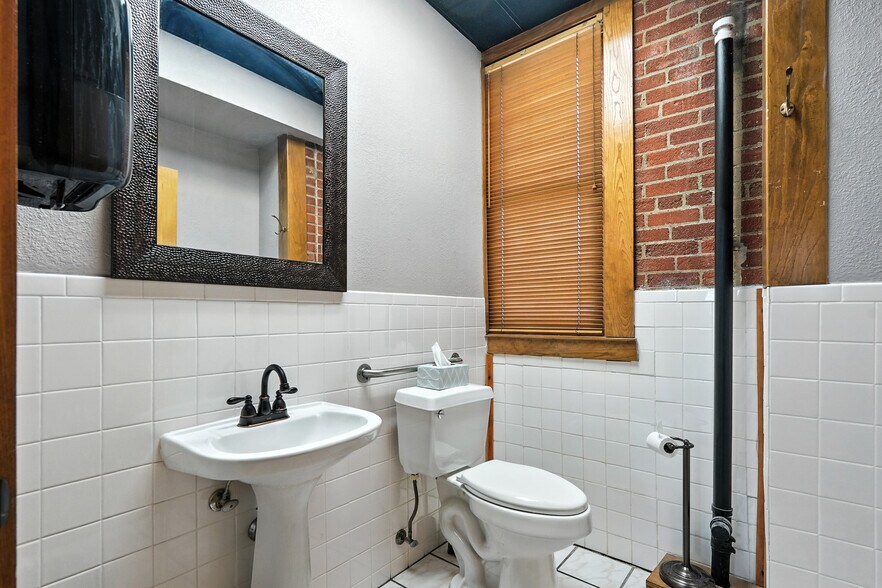 More Photos Of 441 Butternut St, Abilene Office For Sale