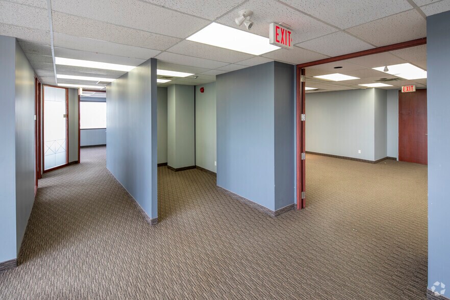 More Photos Of 700 Dorval Dr, Oakville Unknown For Lease