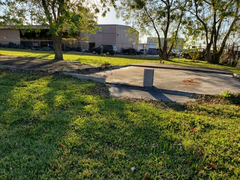 More Photos Of 410 W Canino Rd, Houston Manufacturing For Sale