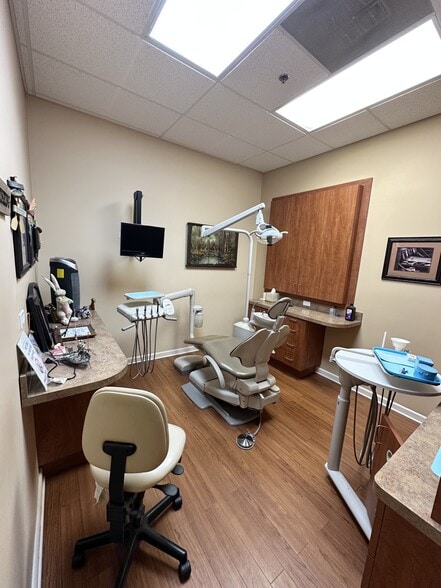 Primary Photo Of 4445-4447 N Elston Ave, Chicago General Retail For Lease