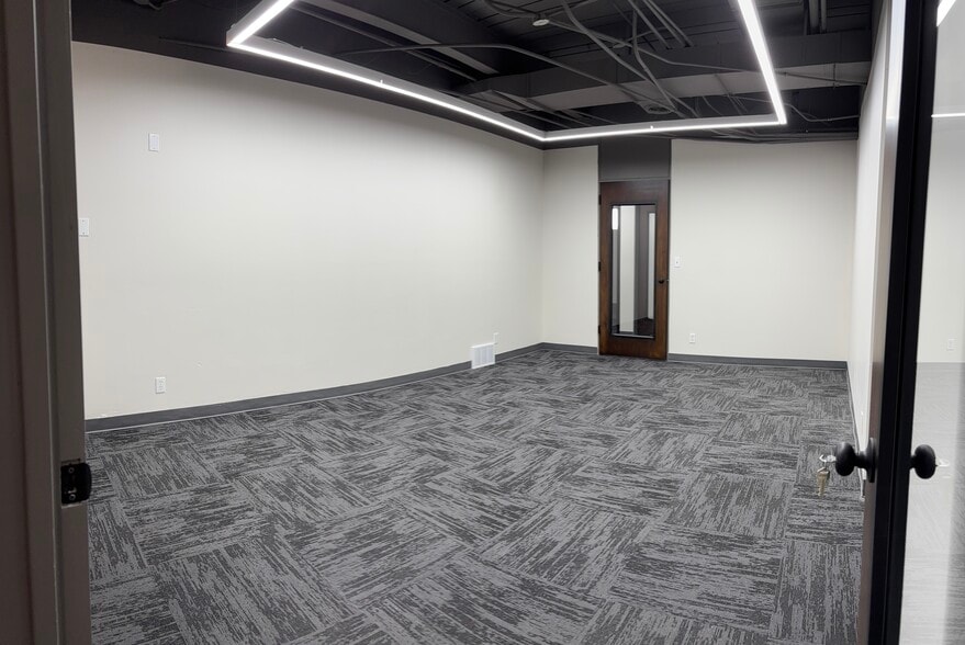 More Photos Of 115 N Geneva Rd, Vineyard Office For Lease